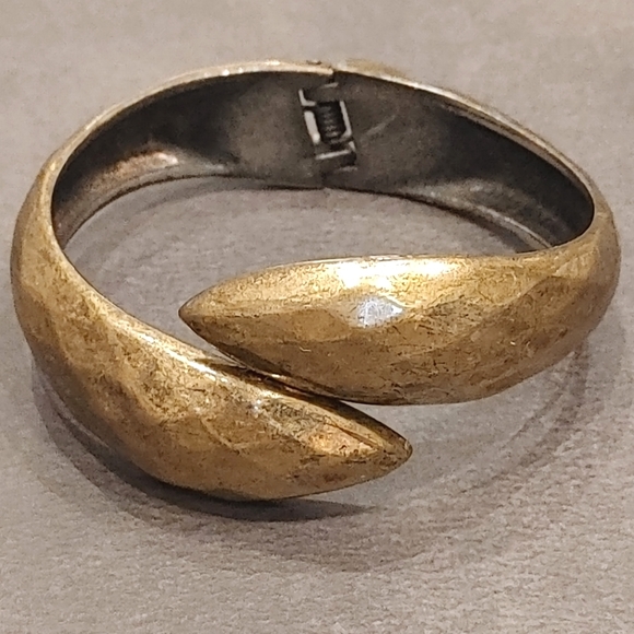 A Beautiful Bronze Set of Jewelry - Picture 11 of 11